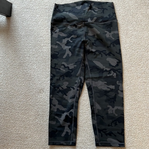 ZYIA Luxe high rise capris - Picture 4 of 5